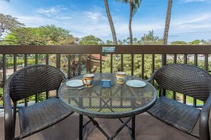 Outdoor dining - Maui Vista 1208 updated condo across Charley Young Beach w/ pools, summer deal (Kihei)