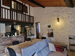 Interior - Jeonna stone house (Coursegoules)