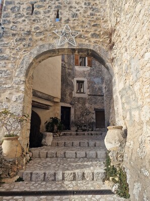 Property grounds - Jeonna stone house (Coursegoules)