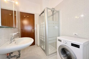 Dusche, Bidet, Handtücher