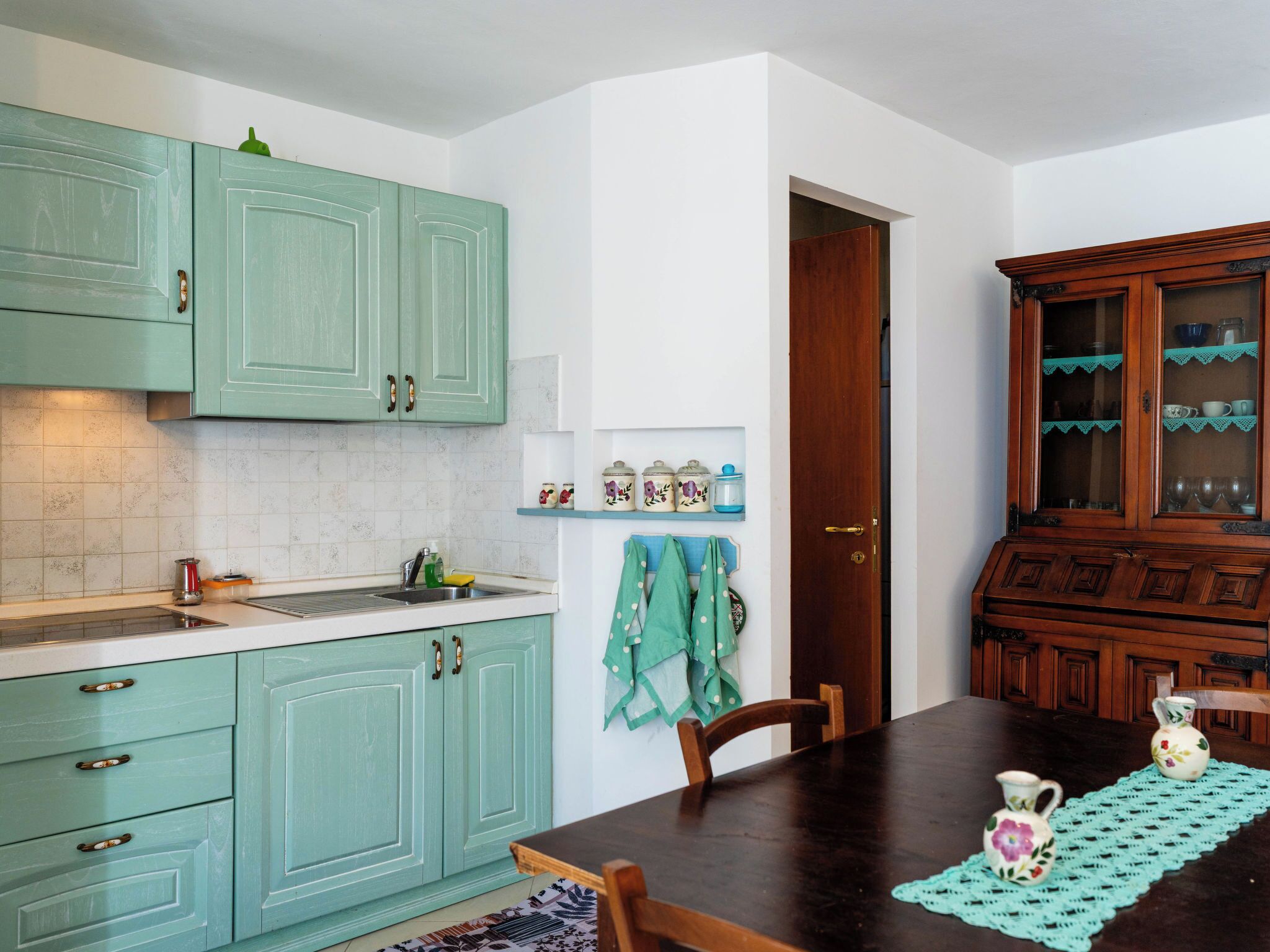 Fridge, cookware/dishes/utensils