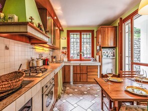 Fridge, oven, cookware/dishes/utensils - Quaranta by Interhome (Cervo)