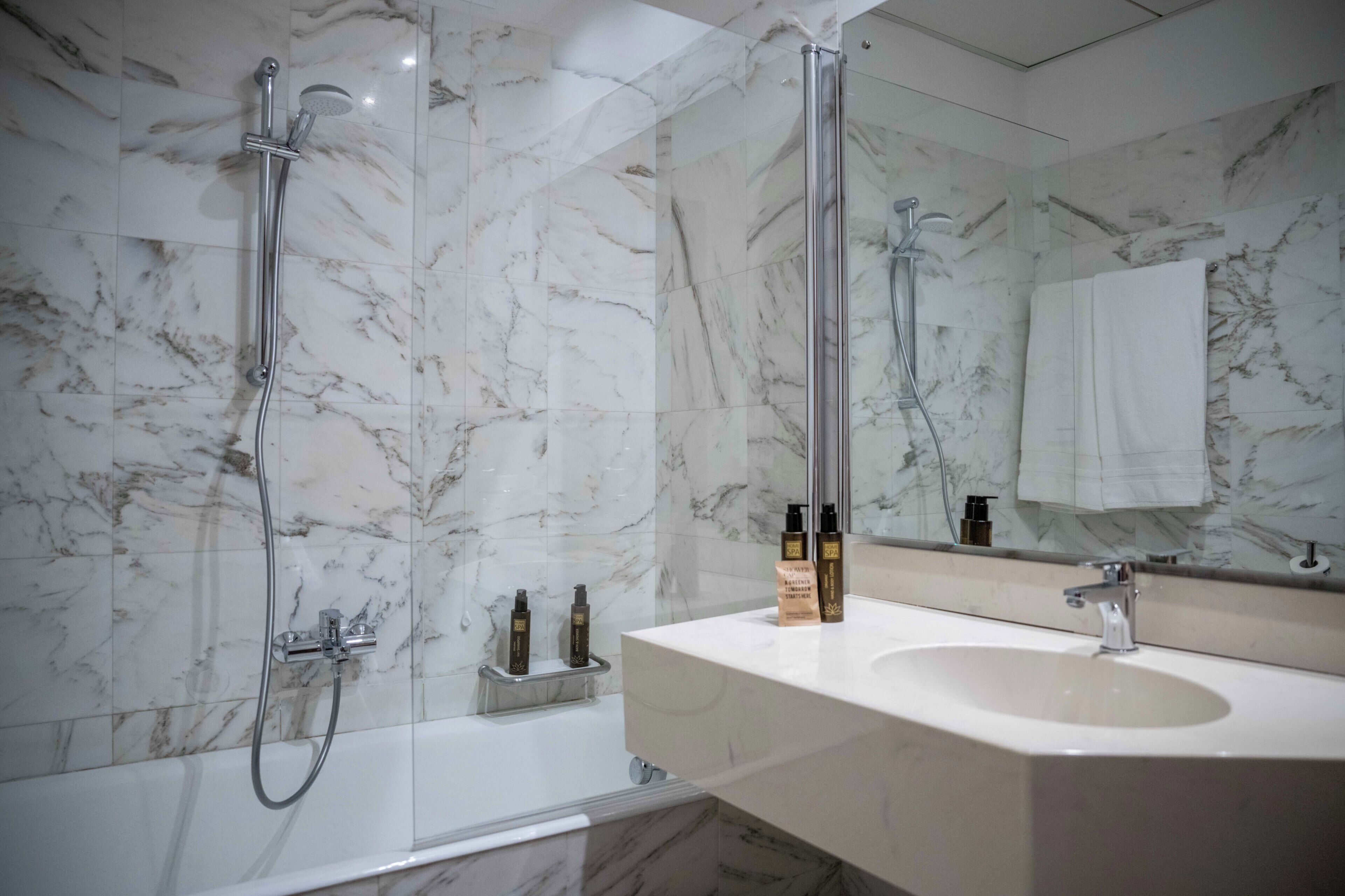 Articles de toilette gratuits, sèche-cheveux, chaussons