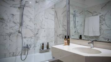 Articles de toilette gratuits, sĂšche-cheveux, chaussons