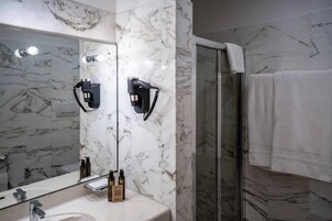 Doppia Superior, balcone | Bagno | Set di cortesia gratuito, asciugacapelli, pantofole, asciugamani