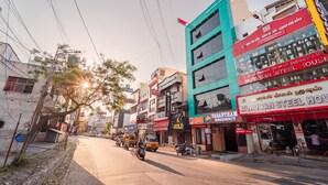 A street with buildings, including a Murugan Steel House and a Vasantham Residency. - Vasantham Residency (Puducherry)