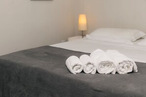Room - Majestique Flat - Just a few meters from the city center. (São Lourenço)