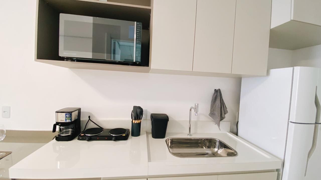 Geladeira, micro-ondas, talheres/pratos/utensílios de cozinha
