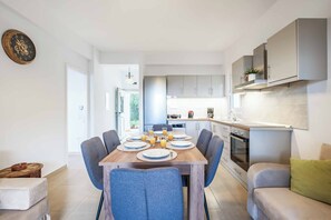 Fridge, oven - Villa Elli Epavlis - Three Bedroom Villa, Sleeps 6 (Pirgi)