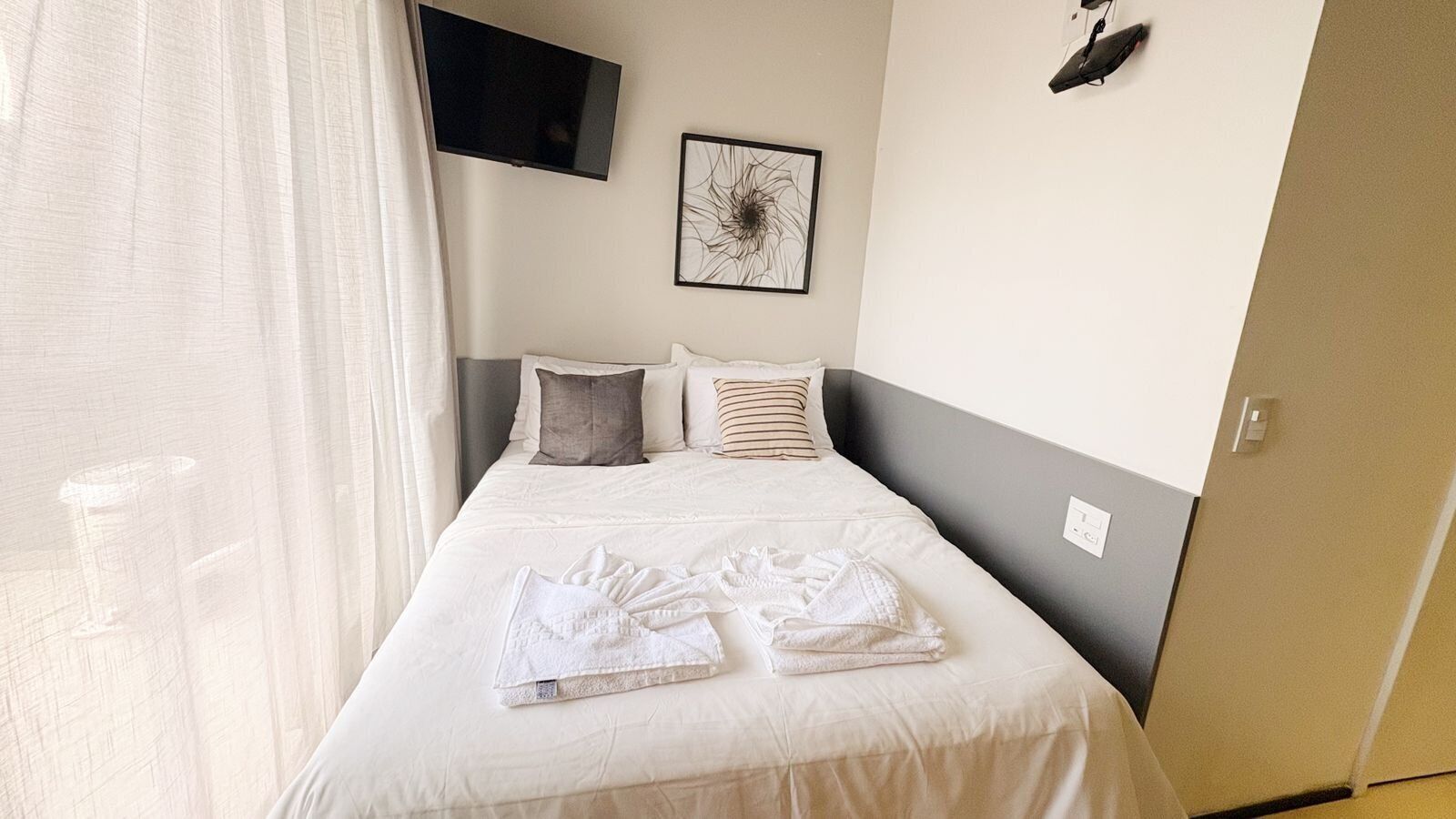 1 chambre, fer et planche à repasser, draps fournis
