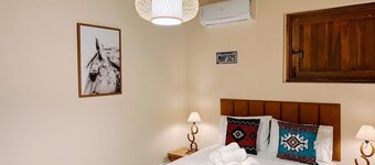 Barn experience with horses at your door