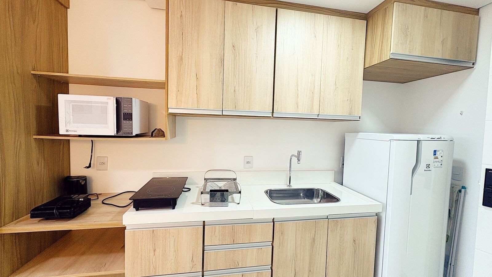 Refrigerador, microondas, horno y utensilios de cocina 