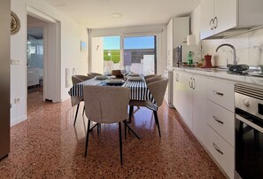 Refrigerador, microondas, horno y cafetera y tetera 