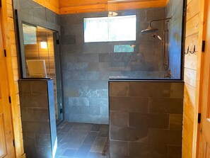 Bathroom - Tremendous 5-bedroom cabin near Lake Tenkiller! (Cookson)