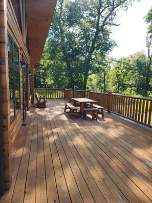 Outdoor dining - Tremendous 5-bedroom cabin near Lake Tenkiller! (Cookson)