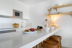Fridge, microwave, oven, cookware/dishes/utensils - 3.2 Deva Beach - Oceanview luxury 2 bedroom Apartm (Maspalomas)