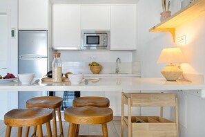 Fridge, microwave, oven, cookware/dishes/utensils - 3.2 Deva Beach - Oceanview luxury 2 bedroom Apartm (Maspalomas)