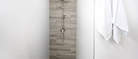 Dusche, Haartrockner, Handtücher, Shampoo