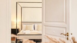 Une chambre à coucher avec un lit, une table de chevet et une lampe.