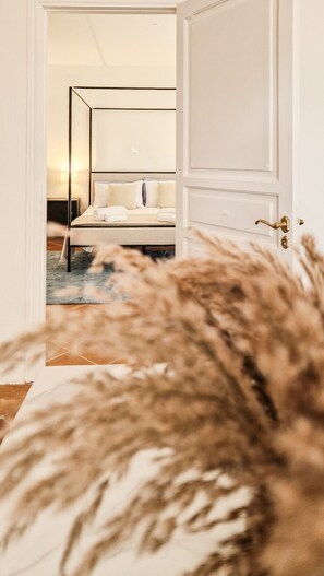 A bedroom with a bed, nightstand, and a lamp. - Domus Dea - Artemis Apartment (Mondello)