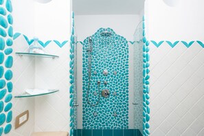 Regadera, bidet, shampoo 