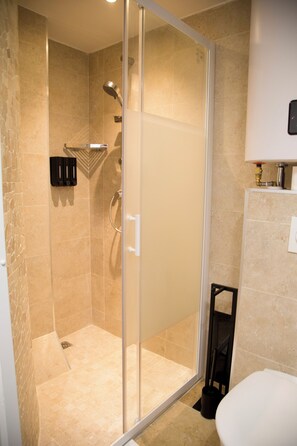 Shower, hair dryer, towels, soap - Nice renovated AC studio in Saint Germain (Paris)