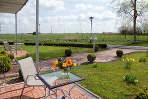 Outdoor dining - Vrbo Property (Neuharlingersiel)