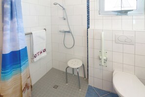 Bathroom - Vrbo Property (Neuharlingersiel)