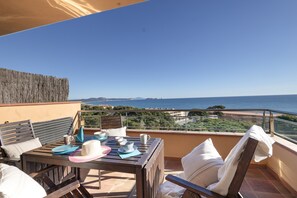 Outdoor dining - Apartment 'Sa Calma 2 - 1D' with Sea View, Wi-Fi and Air Conditioning (Begur)