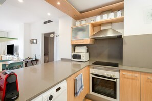 Fridge, microwave, oven, stovetop - Apartment 'Sa Calma 2 - 1D' with Sea View, Wi-Fi and Air Conditioning (Begur)