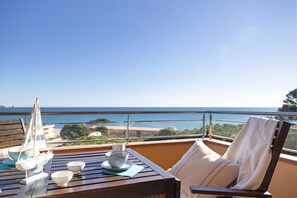 Outdoor dining - Apartment 'Sa Calma 2 - 1D' with Sea View, Wi-Fi and Air Conditioning (Begur)