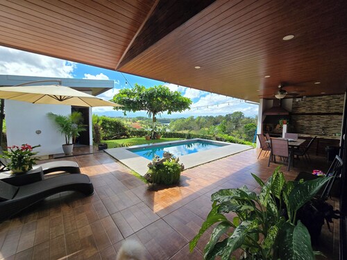 House with lake view, pool, jacuzzi and nature at 45 min from La Fortuna.