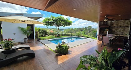 House with lake view, pool, jacuzzi and nature at 45 min from La Fortuna.