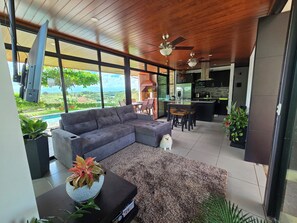 Smart TV, books - House with lake view, pool, jacuzzi and nature at 45 min from La Fortuna. (San Carlos)
