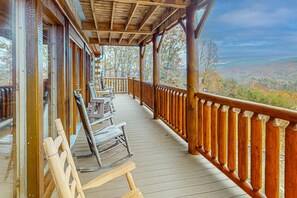 Terrace/patio - Cabin Hot Tub, Sleeps 18・Mobility Friendly Access (Sevierville)