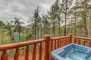 Outdoor spa tub - Cabin Hot Tub, Sleeps 18・Mobility Friendly Access (Sevierville)