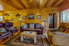 TV, fireplace, DVD player, table football - Cabin Hot Tub, Sleeps 18・Mobility Friendly Access (Sevierville)