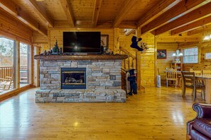 TV, fireplace, DVD player, table football - Cabin Hot Tub, Sleeps 18・Mobility Friendly Access (Sevierville)
