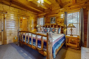 4 bedrooms, desk, iron/ironing board, WiFi - Cabin Hot Tub, Sleeps 18・Mobility Friendly Access (Sevierville)