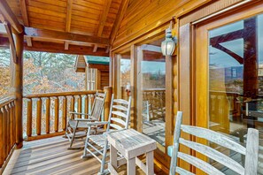 Terrace/patio - Cabin Hot Tub, Sleeps 18・Mobility Friendly Access (Sevierville)