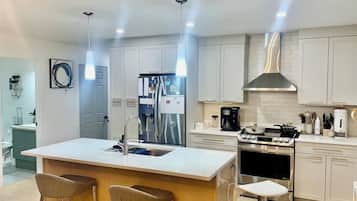 Nhà, 4 phòng ngủ, sân hiên | Bếp riêng