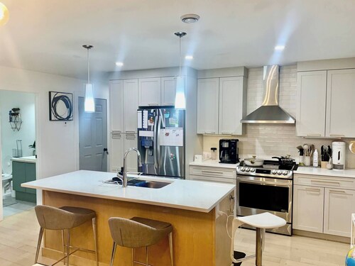 Smart 4BR Comfort Suite Massage Chair YQM Airport