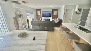 Nhà, 4 phòng ngủ, sân hiên | Phòng khách