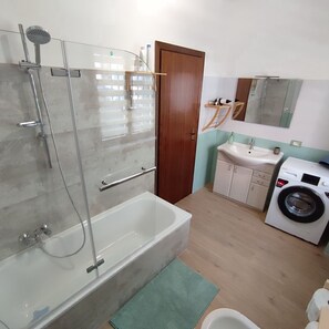 Hair dryer, bidet, towels, soap - Green Ledro Lake Apartment -A few steps from the Ponale Trail - 800m from the Lake (Molina di Ledro)