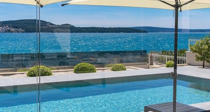 Beachfront Villa Luminara with 4 bedrooms, private pool, sauna