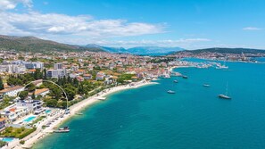 On the beach - Beachfront Villa Luminara with 4 bedrooms, private pool, sauna (Seget Donji)