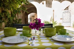 Outdoor dining - Cozy apartment in the heart of Alghero Old Town (Alghero)