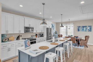 Fridge, microwave, oven, stovetop - 3 Ensuites, Dogs OK, Hot Tub! (Emerald Isle)