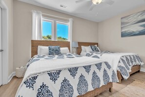 3 bedrooms, iron/ironing board, travel cot, WiFi - 3 Ensuites, Dogs OK, Hot Tub! (Emerald Isle)