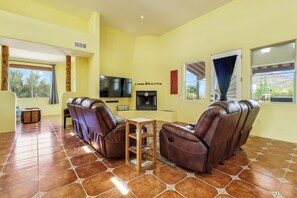 Smart TV, fireplace - Memorial Day Weekend Desert Getaway 3BR 2BA Home Saguaro National Park W Tucson (Tucson)